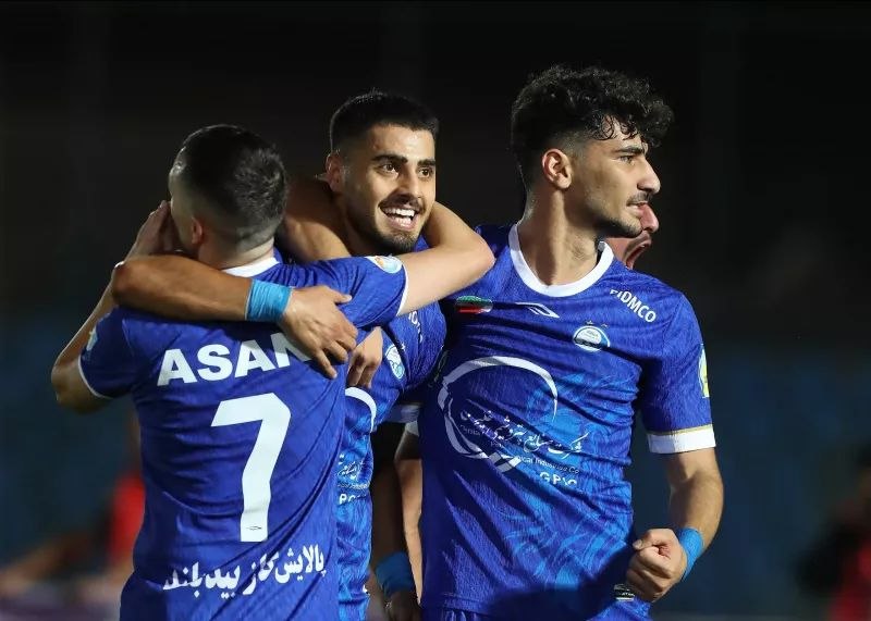 EsteghlalPage: میانگین سنی ترکیب استقلال برابر مس شهربابک ۲۶ سال و ۳ ماه بود. درحالیکه میانگین سنی تیم حکومتی برابر شمس‌آذر به ۲۹ سال و