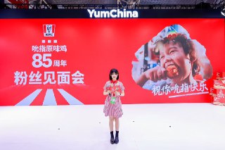 一个热知识🍗肯德基的吮指原味鸡已经85年了85年足以改变一座城市的模样却改变不了我们对原味鸡的热爱今天是圣诞节也是疯狂星期四祝大家吮指快乐🎄（这个照片马上就过期了因为明年我们就86年了）