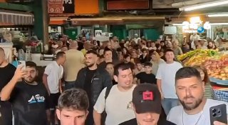 🇮🇱 Violence during Netanyahu's visit to the Tikva Market: Among those attacked - the bereaved father Michel Iloz, the father of the late Guy Iloz, who was kidnapped alive from the Nova party and murdered by Hamas. Michal Kaifan News 12.