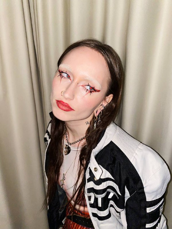 Пока Лада красила меня, я подумала:«Блин, мне так нравится. Обычно мейк такого качества стоит 10-15 тыс., а тут всего 6 с выездом. Интересно».А потом мы разговорились, и оказалось, что раньше у нее был прайс вообще 1000 рублей 😳«Ну как так... — подумала я. — Такие классные, талантливые мастера оценивают свой труд подобным образом. 1000 рублей... Это скромно даже по минимальным рыночным меркам».Но меня очень радует, что обычно это только временный этап. И дальше, с появлением уверенности, мастера начинают повышать прайс, как это сделала Лада🫰🏼Однако, бывает и такое, что ценник не меняется годами. И вот это — уже звоночек 🔔Ну вот почему услуга одного и того же качества у одного мастера стоит 15 тыс., а у другого — в 2 раза меньше?Кого триггерит эта тема, ставьте реакцию на этот пост. Я тоже среди вас✌🏻Пока Лада красила меня, я подумала:«Блин, мне так нравится. Обычно мейк такого качества стоит 10-15 тыс., а тут всего 6 с выездом. Интересно».А потом мы разговорились, и оказалось, что раньше у нее был прайс вообще 1000 рублей 😳«Ну как так... — подумала я. — Такие классные, талантливые мастера оценивают свой труд подобным образом. 1000 рублей... Это скромно даже по минимальным рыночным меркам».Но меня очень радует, что обычно это только временный этап. И дальше, с появлением уверенности, мастера начинают повышать прайс, как это сделала Лада🫰🏼Однако, бывает и такое, что ценник не меняется годами. И вот это — уже звоночек 🔔Ну вот почему услуга одного и того же качества у одного мастера стоит 15 тыс., а у другого — в 2 раза меньше?Кого триггерит эта тема, ставьте реакцию на этот пост. Я тоже среди вас✌🏻