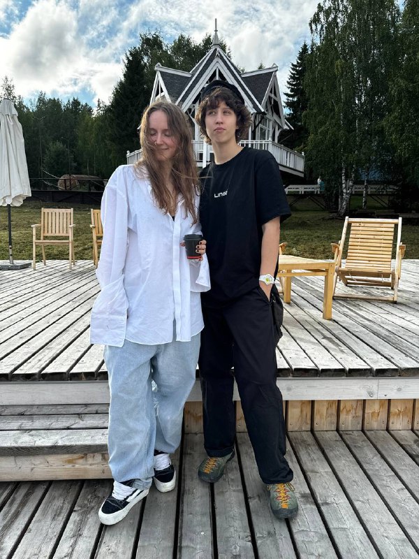 Наша поездка в Архангельск подошла к концу. Вылетаем в Санкт-Петербург с целой кучей теплых воспоминаний, фотокарточек и новых идей.Если кратко: много гуляли, говорили, смеялись, любовались природой и храмами, общались с родными Лизы и наслаждались временем друг с другом.Сейчас будет супер-честно⬇️Во мне эта поездка оставила очень разнообразные чувства и 1 важное осознание. Контекст:1 — это мои первые отношения, в которых семья партнера знает обо мне и принимает наши отношения, хорошо общается со мной;2 — в моей семье было по-другому, теплоты и близости где-то не хватило.Если в своей семье я всегда чувствовала себя взрослой, была с родителями на равных, и я делала акцент на себя, свое развитие, цели и амбиции, то в семье Лизы я увидела и прожила нечто совершенно другое. Дружная, теплая семья, где принято выражать свои чувства, шутить, поддерживать и вообще двигаться по жизни вместе. Я оказалась в этой атмосфере и почувствовала, насколько мне этого не хватало. И насколько классно, что я смогла это получить.В своей семье я научилась верить в себя и реализовывать свои мечты, а в этой семье поняла, что могу научиться любить и быть любимой.Вот такая поездка. А как ваши выходные? Я правда буду рада, если вы что-то напишете в комментариях, а то обычно вы молчаливые. Но я искренна с вами и была бы рада встретить искренность в ответ 🌹