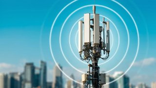 Минцифры: запуск 5G в России начнётся в «ближайшее время»Ведомство рассказало, что операторы связи смогут разворачивать новейшие сети в тех же диапазонах, в которых сейчас работает 4G-связь. Первыми воспользоваться 5G смогут жители городов-миллионников: ра