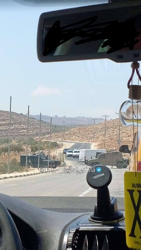 כוחות הכיבוש סוגרים את הכניסה המערבית לכפר אל-מוג'יר, צפונית מזרחית לרמאללה.