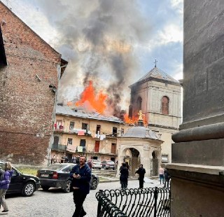 Более 500 российских дронов атаковали запад УкраиныВо Львовской области пострадали как минимум 19 человек, сообщил глава областной военной администрации Максим Козицкий. Мэр Львова Андрей Садовой утверждает, что ранения получили 22 человека.Повреждения пол