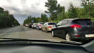 В Омске выстраиваются очереди к автозаправкам после атаки на НПЗ, сообщают очевидцы.