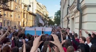 А вот, пока судья Верховного суда находится в совещательной комнате, решения по «Яблоку» под окнами этого суда ждут молодые люди, мирно скандируя лозунги и не нарушая авторских прав поют известные песни.Завтра в 19:00 мск в прямом эфире из «Новой газеты» н