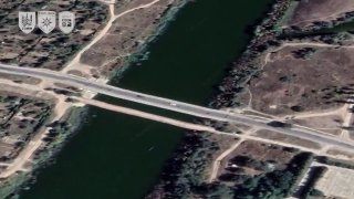 ВСУ практически полностью перерезали пути между Крымом и Херсонской областьюСегодня украинские военные атаковали мосты через Северо-Крымский канал в районе Преображенки и Мирного, автомобильный мост на направлении Перекоп — Армянск, а также мост в районе с