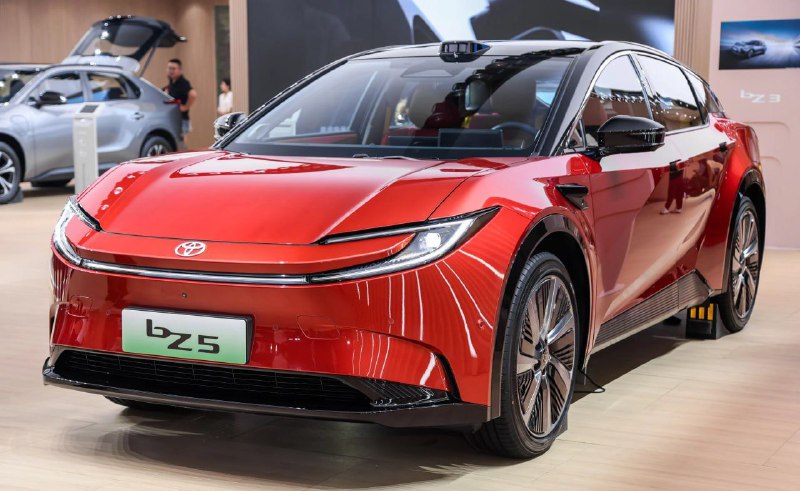 Toyota представила купеобразный кроссовер bZ5