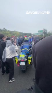 Flash: Crowds of protesters block highways near Chambry, France.