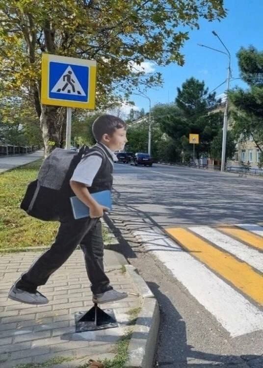 В Подмосковье начали устанавливать реалистичные пластиковые фигуры детей возле пешеходных переходов 2