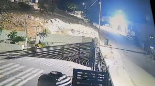 הרגע שבו תקפו מתנחלים את הכפר "אל-תואנה" במסאפר יטא, דרומית לחברון, והציתו מסגד בכפר.