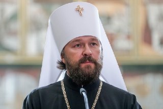 Экс-главу Отдела внешних церковных связей РПЦ митрополита Иллариона задержали в Чехии. Полицейские Карловых Вар нашли в его автомобиле четыре контейнера с веществом белого цвета. Со слов людей из его окружения, за несколько дней до этого он получал анонимн