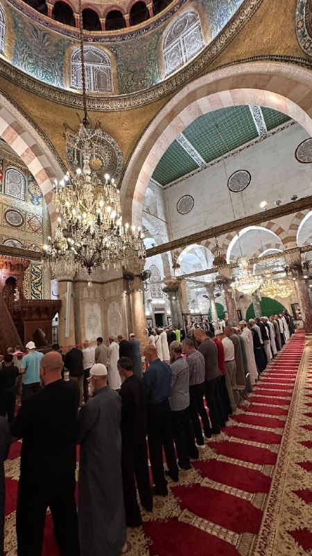 المصلون يؤدون فجر اليوم في المصلى القبلي بالأقصى