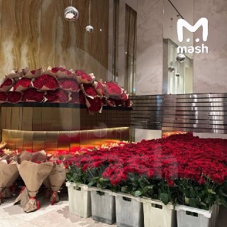 Топ-1 простенький способ порадовать любимую, когда без предупреждения умотал на рыбалку с друзьями на все выходные — скромные 20 тысяч красных роз за 2,5 млн рублей. Контейнеры и букеты с флаверсами нашли в элитном ЖК "Настоящее" на Винницкой улице в Москв