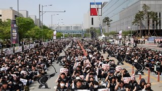 40 тысяч работников Samsung устроили бунд и требуют повышения зарплатSamsung завершила прошлый год с рекордной прибылью — рост составил 700% из-за спроса на чипы памяти. При этом простые работяги получают небольшие премии и не слишком высокие зарплаты, из-