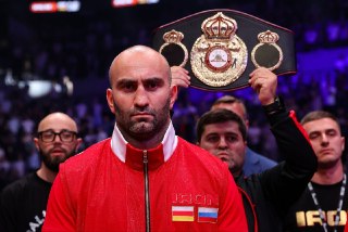 Мурат Гассиев защитил титул WBA на турнире IBA PRO 19 в Москве. Наш легендыч забил Кадиру и его команде команде пришлось выкинуть полотенце на ринг.С самого начала россиянин контролировал бой: держал центр ринга, работал по корпусу и точно бил правой. Кади