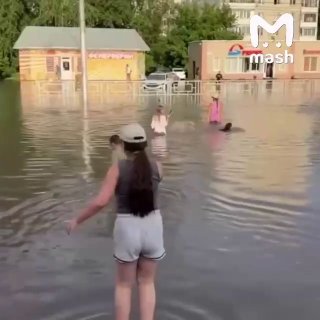 Школьников из Барнаула всё же заставили отлипнуть от смартфонов — помог только сильный дождь.мамочки, берите на заметку❗ Не грузятся фото и видео? Читайте нас в MAX