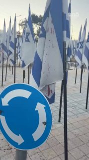 המתנחלים כועסים. פעילים השחיתו את דגלי הכיבוש והשליכו עליהם צבע אדום לעבר "כיכר רוואבי" מצפון לרמאללה, אתמול.