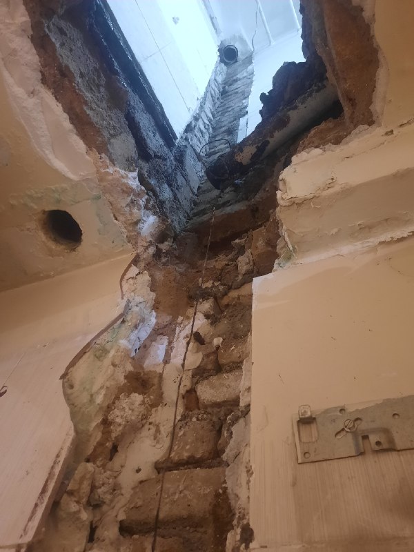 אמרנו לשכנה לא להדליק את המים בשירותים, ראיתי שהמים זורמים.