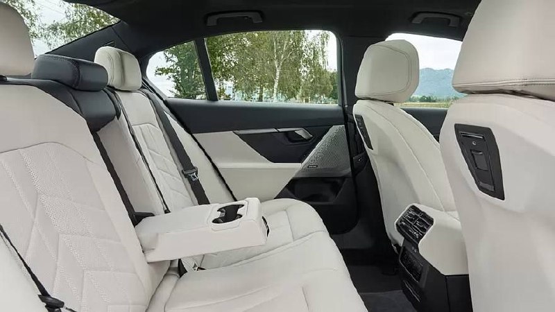 Новая BMW 5 серии получила две гибридные версии 530e и 550e xDrive 5
