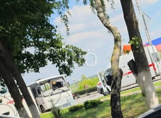 Пять человек погибли во время атаки дрона на пассажирский автобус в Белгородской областиУкраинский дрон атаковал пассажирский рейсовый автобус в Шебекино. Погибли пять человек и еще 23 пострадали, сообщил врио губернатора Александр Шуваев.По его данным, ср