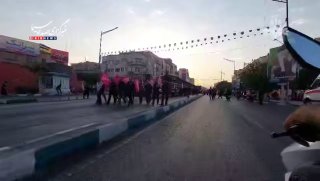 🎦 ציפייה של אנשים להסתיר את המנהיג ההרוג בצומת Waliasr, שעה לפני תחילת טקס ההלוויה.