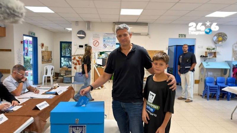 🇮🇱 יו"ר מפלגת המילואימניקים והכלכלית יועז הנדל מצביע בנס הרים.