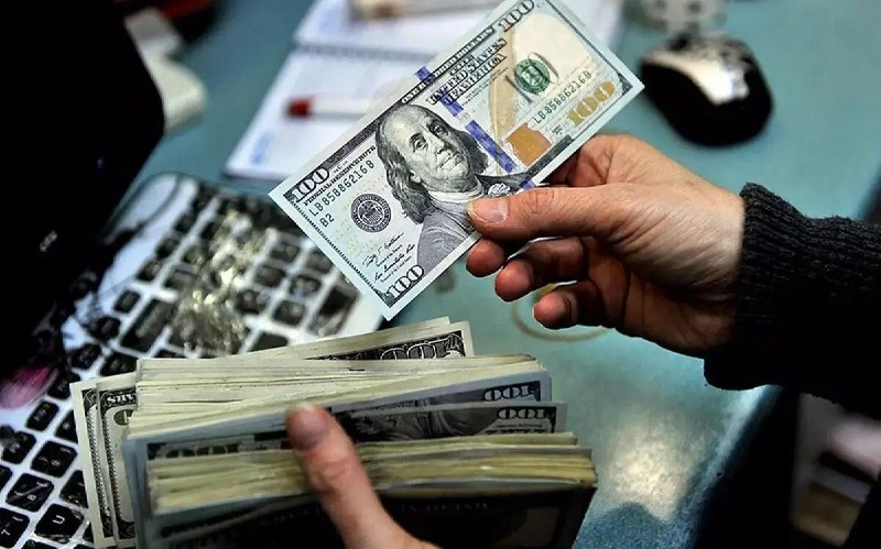 استقلال، آزادی، جمهوری: ■ دولت با آزاد گذاشتن معاملات ارزی به دلار قاچاق رسمیت داده است دوشنبه - ۱۴۰۵/۰۶/۰۹⭕️ خودمان بازی ترامپ را به سفره مردم