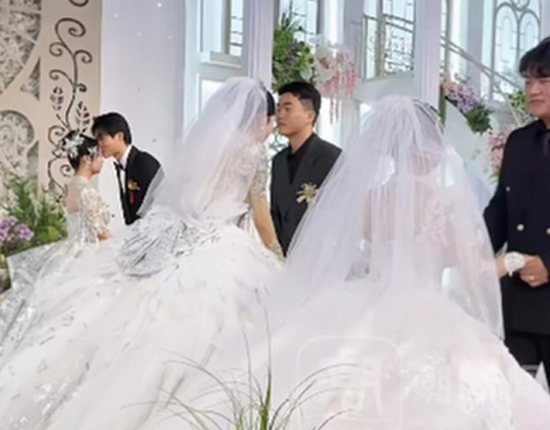 Братья-тройняшки сыграли свадьбу в один день и покорили соцсетиВ Китае братья-тройняшки по фамилии Ван, которые были неразлучны с самого детства, сыграли свадьбу в один день и покорили местные социальные сети. Об этом пишет газета South China Morning Post.