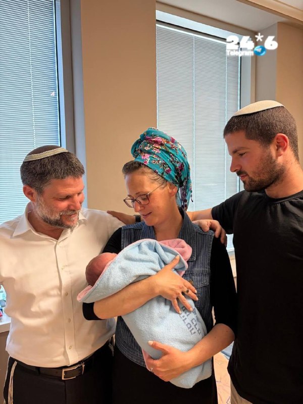 🇮🇱 ארבעה חודשים אחרי שנפצע בלבנון: בניה, בנו של השר סמוטריץ׳ חובק יחד עם אשתו תמר בן.