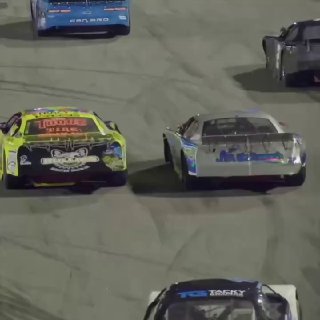 На гонках NASCAR в Северной Каролине пилоты ПОДРАЛИСЬ прямо на трассе. Разнимать