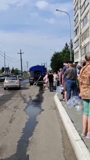 Тюменцы пожаловались на очереди за питьевой водой. На четвертый день ЧС ее раздают не во всех районахВ Тюменской области, страдающей от ухудшения качества воды из-за паводка, началась раздача питьевой воды: СМИ публикуют фото и видео огромных очередей к во