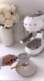 Белая красотка Smeg на моей кухне Рожковая кофеварка Smeg ECF02 стиль 50-х, итальянское качество, компактный размер. 1.1 литра воды, до двух чашек ... - изображение 1 - smeg, качество, telegram
