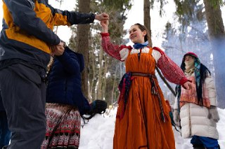 Как в Подмосковье отпраздновали знаменитую Бакшевскую Масленицу, которую впервые за 40 лет запретили.У ворот, где обычно стоят ряженые и просят за вход частушку, стоят двое полицейских. Никого не пропускают, даже с частушками.— А можно пройти?— На поляну н