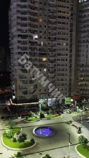 גורגילדזה 96, שעת קונצרט של חצי לילה 5:40. אנונימי דרך חלונות סגורים אפשר לשמוע את כל הקונצרט עם מוזיקה ושר…