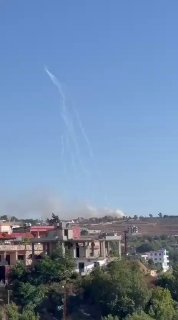 🚨 סצינות המתעדות הפצצת ארטילריה זרחן בין העיירות בראשית ובית יהון במה שמכונה "הפסקת אש"