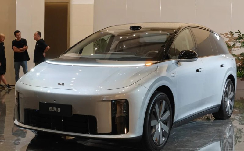 Новый Li Auto i8 — шесть мест, три экрана и зарядка за 10 минут
