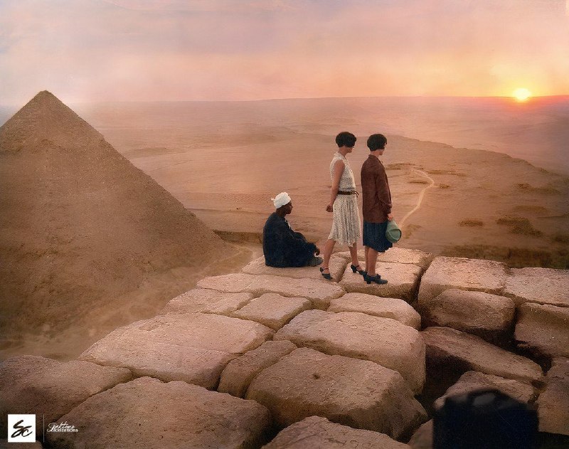 تاریخ قرن بیستم WW1-WW2: 🇪🇬 گردشگران اروپایی بر فراز هرم بزرگ جیزه.مصردهه ۱۹۲۰🔻در آن دوران، صعود به بالاترین نقطه اهرام بخشی از برنامه‌های محبوب 
