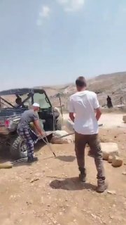 צפו: "מתנחל" ישראלי מכה קשיש פלסטיני קטוע רגל במועדון בחברון, בגדה המערבית הכבושה.