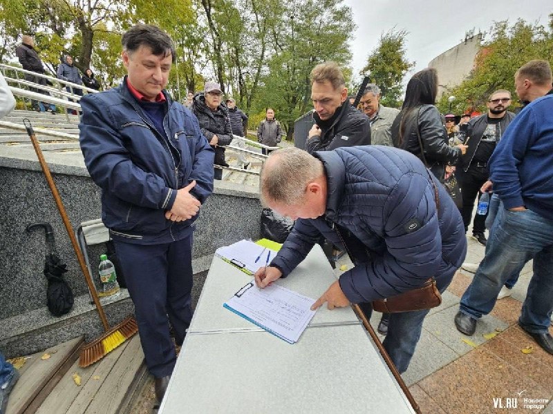 Во Владивостоке прошел согласованный митинг против повышения утильсбора на автомобили. Люди принесли 2