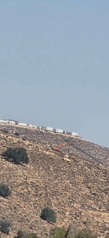 דחפורי כיבוש דוחפים אדמות אנשים באזור אל-שעב אל-עביאד מאדמות הכפר אל-מג'ד, ממערב לעיר דורה, מדרום לחברון.