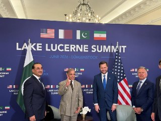 В Швейцарии начались переговоры США и Ирана, сообщает «Аль-Джазира» со ссылкой на МИД Катара.Катар и Пакистан выступают посредниками на переговорах.