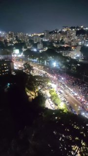 🇻🇪 אנשים בקראקס הציפו את הרחובות לאחר שמריה קורינה מצ'אדו הגיעה ללא הודעה מוקדמת