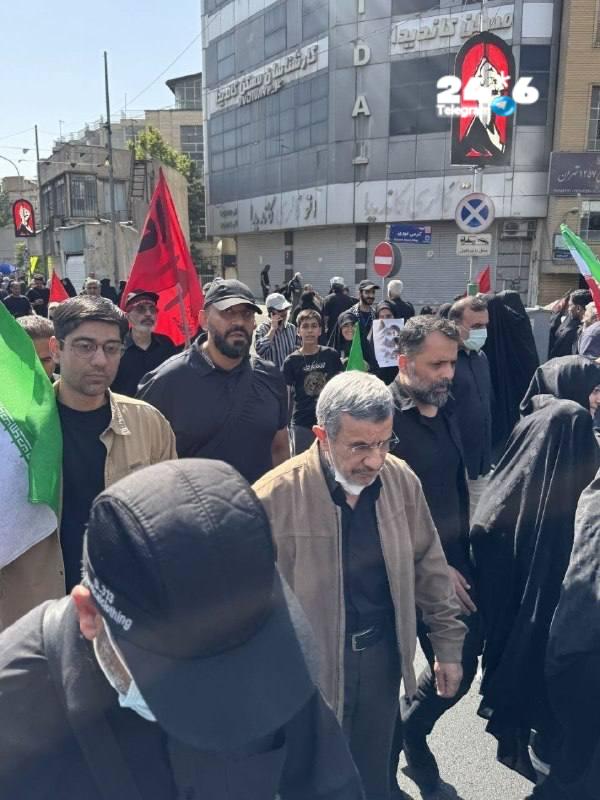 🇮🇱 אחמדינז'אד הופיע בהלוויית חמינאי. נשיא איראן לשעבר, מחמוד אחמדינז'אד, הופיע בהלוויית עלי חמינאי. זה קר…