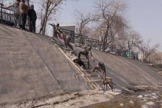 В Алматы начали устанавливать памятник, посвященный спасению собаки из водохранилища местными жителями — Tengrinews «История, вдохновившая проект, произошла летом 2016 года в Алматы. Собака упала в водохранилище Сайран и не могла выбраться из-за гладких бе