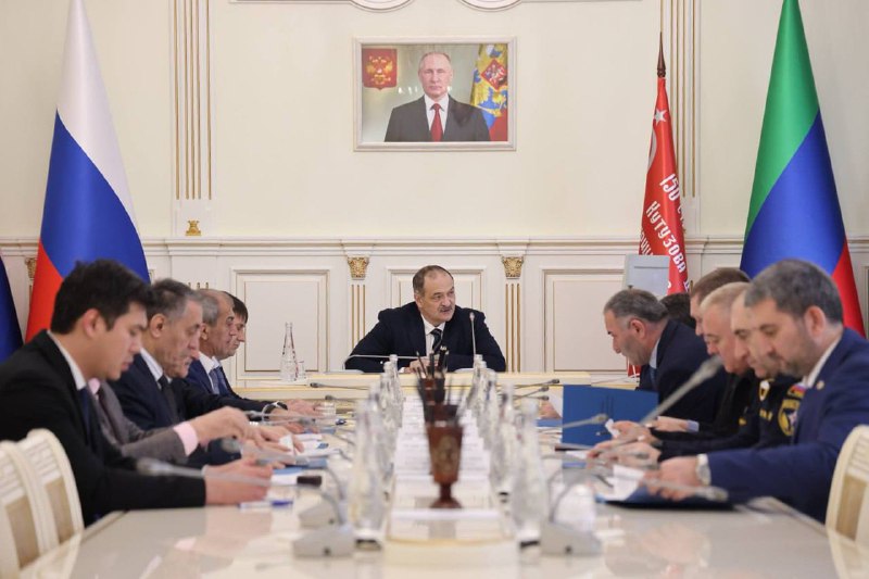 Сергей Меликов проводит совещание по работе оперштаба в новогодние выходные. фото