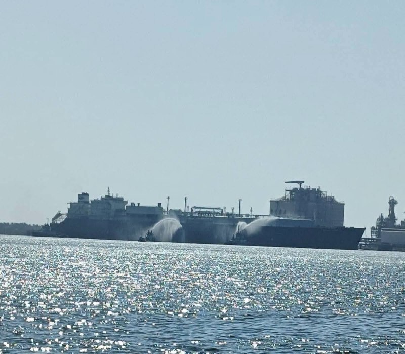 🇺🇸🇪🇬️ - מזל"ט פגע במתקן אחסון צף של גז נוזלי (LNG) בבעלות ארה"ב בנמל דמיאטה, מצרים.