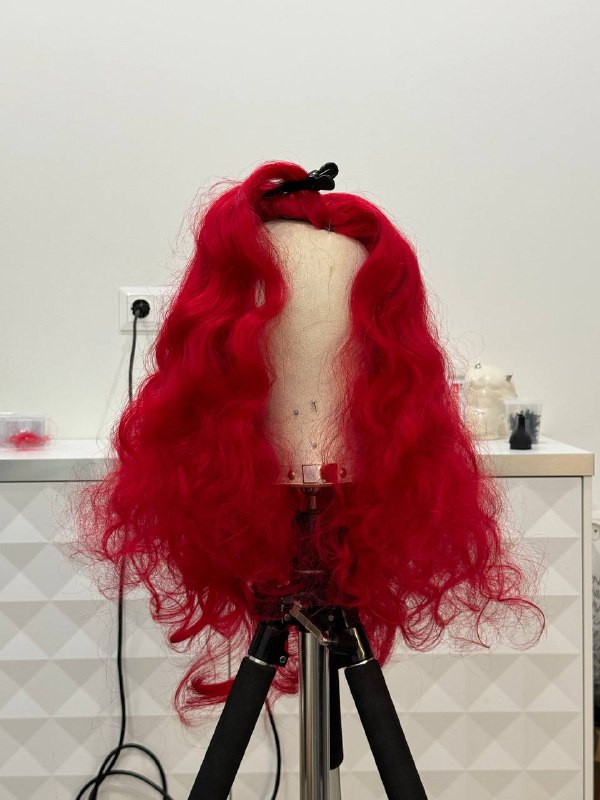 Парик для съемки к 14 февраляДля нашей съемки ко Дню всех влюбленных я решила использовать насыщено-красные волосы. Из доступных ко дню опций был только прямой искусственный парик. Стараюсь находить самые удобные «накрученные» варианты при покупке, но не в этот раз. Предо мной встала задача реализовать идею укладки с нуля. Напомню, волосы искусственные. Парик выглядел не капризным, но по итогу горячие инструменты не подошли для создания стойких локонов. Зато с помощью бигуди получилось создать кудри — пышные и очерченные.Процесс был не быстрым: я аккуратно завиваю прядь за прядью, добиваясь нужной текстуры — около 2 часов. Затем работа с вычесом с помощью большой щеткой с щетиной, в поисках идеального направления. В конце работы фиксация вычесанной формы у лица с помощью клеммов. На самой съемке изолируем волосы модели под капроновую шапочку.Парик для съемки к 14 февраляДля нашей съемки ко Дню всех влюбленных я решила использовать насыщено-красные волосы. Из доступных ко дню опций был только прямой искусственный парик. Стараюсь находить самые удобные «накрученные» варианты при покупке, но не в этот раз. Предо мной встала задача реализовать идею укладки с нуля. Напомню, волосы искусственные. Парик выглядел не капризным, но по итогу горячие инструменты не подошли для создания стойких локонов. Зато с помощью бигуди получилось создать кудри — пышные и очерченные.Процесс был не быстрым: я аккуратно завиваю прядь за прядью, добиваясь нужной текстуры — около 2 часов. Затем работа с вычесом с помощью большой щеткой с щетиной, в поисках идеального направления. В конце работы фиксация вычесанной формы у лица с помощью клеммов. На самой съемке изолируем волосы модели под капроновую шапочку.