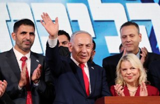 Партия Нетаньяху лидирует на парламентских выборах в Израиле. Его сторонникам пока не хватает голосов для формирования правительстваПравящий блок премьер-министра Израиля Биньямина Нетаньяху сохраняет небольшое преимущество на парламентских выборах. После 