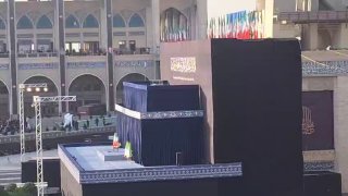 התקנת זכוכית סביב ארון מנהיג המהפכה המעונה